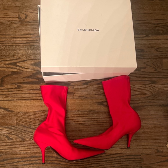 Balenciagia - Picture 1 of 6